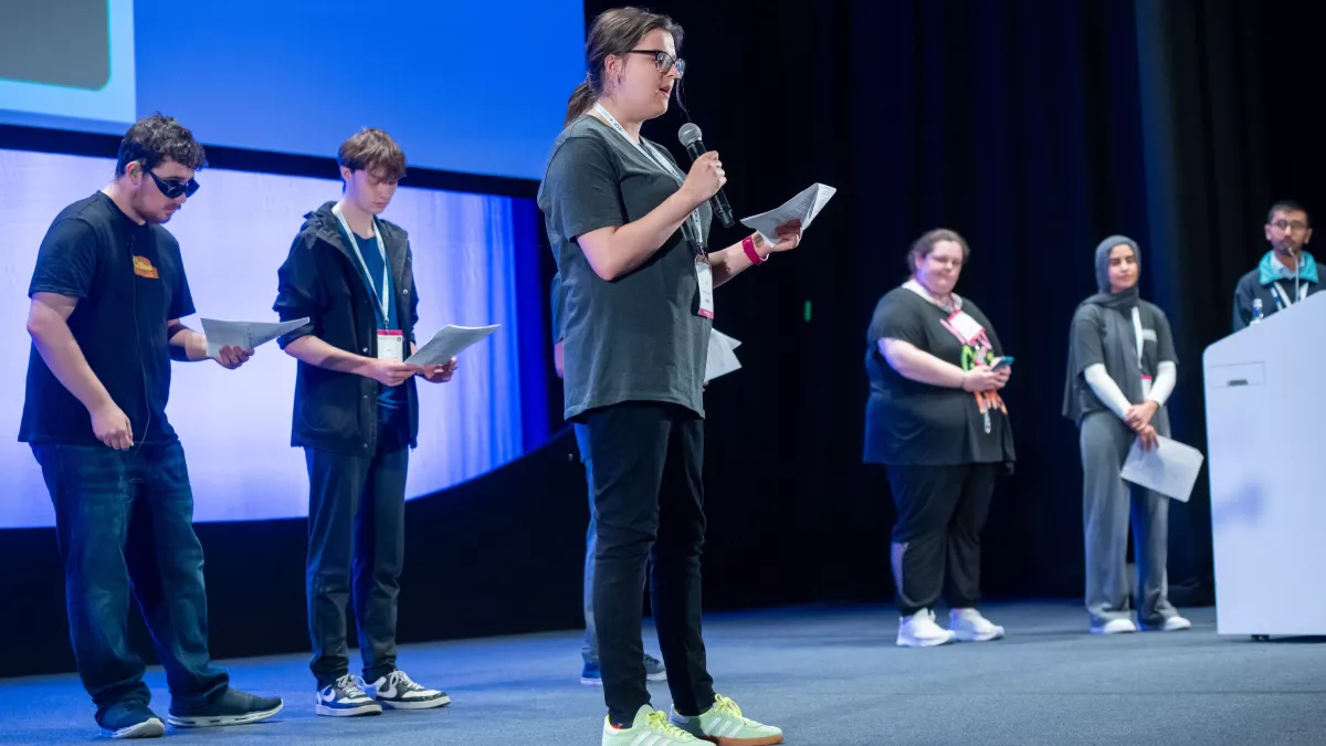 Young people from RCPCH &Us perform on stage