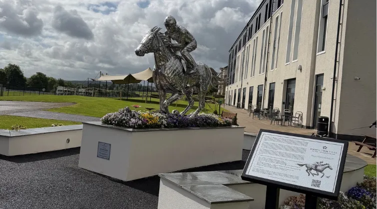Image of horse statue at Hamilton Park Racecourse