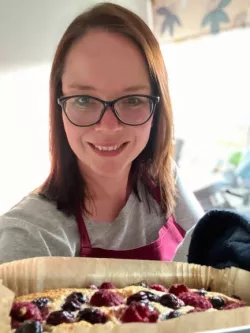 Nicola Ruth with fruity baked oat cake